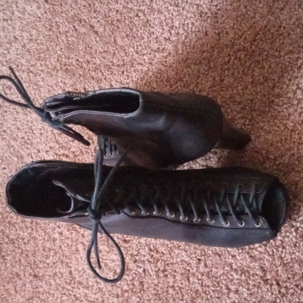Candies, 9 black bootie